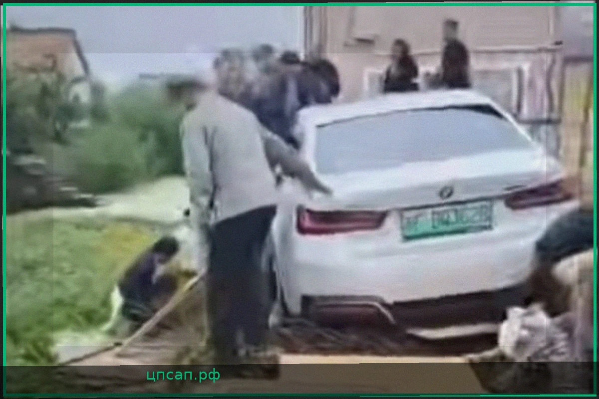 Женщина перепутала педали и сбила восемь человек на поминках