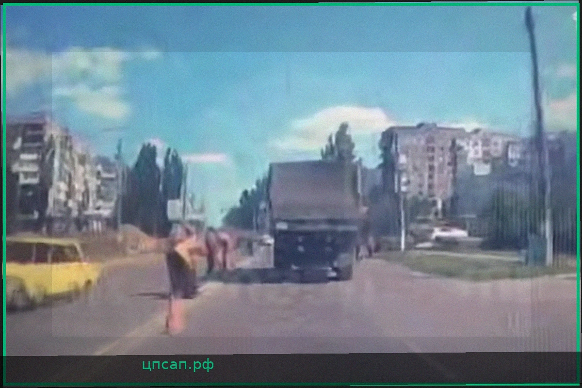 В Алчевске отлетевшее колесо сбило дорожного рабочего, водитель — подросток