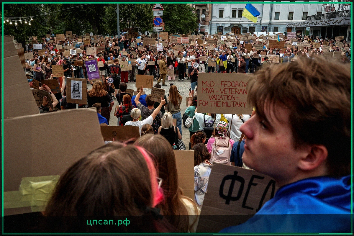 На митинге против отставки экс-министра обороны Украины произошло вооруженное нападение